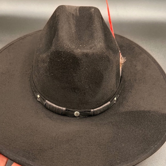 H04 HAT California shape in black suede with red feather NWOT